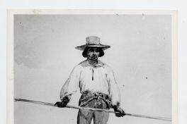 [Retrato de un hombre con atuendos y bara en las manos, sobre una balsa, Laguna Testuco?]