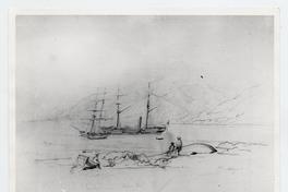 [Dibujo de una bahía, en la orilla se divisan unos botes pesqueros con unos hombres, en el mar unos barcos, y de fondo la cordillera]