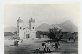 [Vista de una iglesia católica y una plaza, con transeúntes]