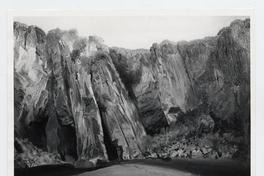 [Cuevas en sector rocoso]