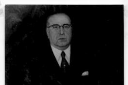 [Retrato de un hombre de medio cuerpo del siglo 20]