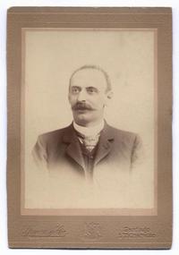 [Dr. Luis Espejo Varas, Secretario General de la Universidad de Chile, retrato de medio cuerpo]