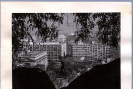 [Vista del centro de la ciudad de Santiago, visto desde el Cerro Santa Lucía, en el centro se divisa la estatua de un indio]