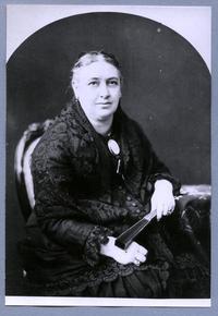 [Emilia Márquez de la Plata de Santa María, retrato de medio cuerpo]