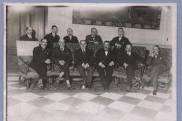 [Manuel Rivas Vicuña, junto a un grupo de hombres sentados]