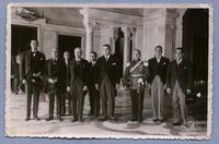 [Manuel Rivas Vicuña con grupo de hombres parados]