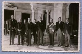 [Manuel Rivas Vicuña con grupo de hombres parados]