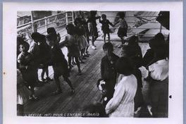 [Grupo de niños refugiados españoles jugando]