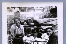 [Grupo familiar de refugiados españoles, tres adultos y un niño]