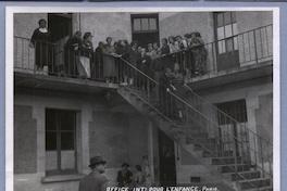 [Refugiadas españolas en baranda de un segundo piso, otras bajando por escalas exteriores, en campo refugiados de Dammarie, Francia]