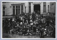 [Niños refugiados españoles en la entrada del Castillo de la Brosse, Francia]