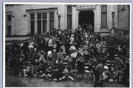 [Niños refugiados españoles en la entrada del Castillo de la Brosse, Francia]