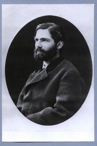 [Augusto Orrego Luco, retrato de medio cuerpo en marco ovalado]