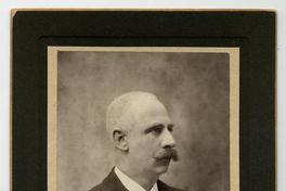 [Julio Vicuña Cifuentes, retrato de perfil de medio cuerpo]