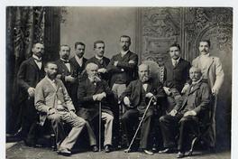 [Comisión de la Patagonia: personajes sentados : Alejandro Bertrand H. (Chile), Octavio Pico (Argentina), Diego Barros Arana, Julio U. Díaz (Argentina); de pie: Fernando Dosset (Argentina), Vicente Merino Jarpa (Chile), y otros]