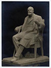 [Monumento de Diego Barros Arana, sentado vista de costado]