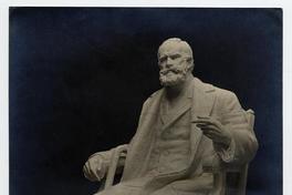 [Monumento de Diego Barros Arana, sentado vista de costado]