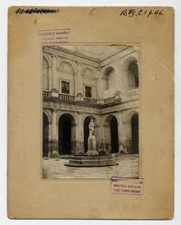[Archivo de Indias, patio interior, se divisa en el centro una estatua, Sevilla]