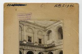 [Archivo de Indias, patio interior, se divisa en el centro una estatua, Sevilla]