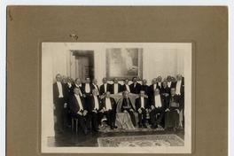 [Grupo social, algunos personajes sentados de izquierda a derecha : Guillermo Meller Collier (Embajador de EEUU), Barros Borgoño, Matte, Nuncio Apostólico y Manuel Rivas Vicuña, entre otros]