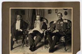 [Delegación de tres personalidades en Bolivia, La Paz. Secretario Rodríguez Mendoza, agregado militar, Sr. Ahumada]