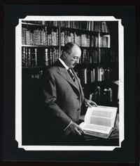 [Retrato de un hombre leyendo un libro]