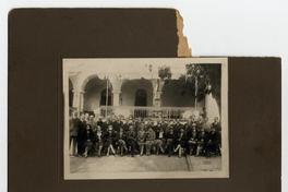 [Reunión social en el Cerro Santa Lucía, se destacan : Guillermo Feliú Cruz, A. Castro Pastene, Elvira Solezzi, Ofelia Allende, Clementina Santibañez, Tomás Thayer Ojeda, E. Aldunate Larraín, Manuel Cruzat Vera, entre otros]