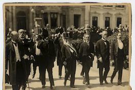 [Cambio de mando, al centro el Presidente Ramón Barros Luco, caminando, antes de entregar la Presidencia]