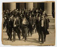 [Cambio de mando. Caminando al centro el ex presidente Ramón Barros Luco, después de la entrega de la Presidencia a Juan Luis Sanfuentes]