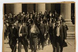 [Cambio de mando. Caminando al centro el ex presidente Ramón Barros Luco, después de la entrega de la Presidencia a Juan Luis Sanfuentes]