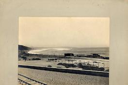 [Vista parcial de la línea férrea en la orilla del mar ]