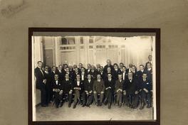 [Hombres en reunión, se detacan : Manuel Rivas Vicuña y José Maza, entre otros]