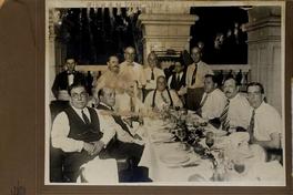 [Grupo de hombres no identificados comparten una cena]