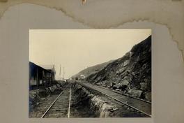 [Faena en la cantera: Vías para transporte de vagones de carga y viviendas]