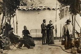 [Diego Barros Arana sentado al extremo izquierdo, junto a su familia en el jardín]