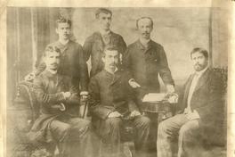 [Retrato grupal: Alcibíades Roldán, Manuel Rodríguez, Francisco Antonio Pinto, sentado al centro, Agustín del Río, Domingo Amunátegui Solar, Julio Bañados Espinoza]