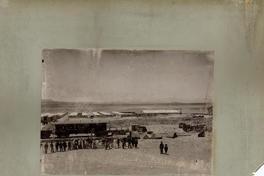 [Locomotora y zona de campamento de oficina salitrera en la pampa]