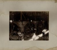 [Obreros salitreros en faenas de trabajo en calderos]