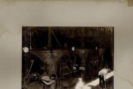 [Obreros salitreros en faenas de trabajo en calderos]