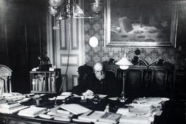 [Retrato de Diego Barros Arana, en su escritorio de trabajo]