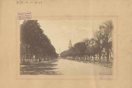 [Alameda de las Delicias: al fondo, se observa la torre de la Iglesia de San Francisco y el obelisco que recuerda la Primera Junta de Gobierno 1810 (hoy desaparecido)]