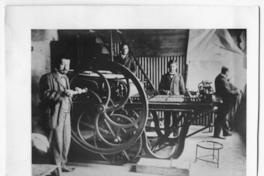 [José Toribio Medina y 3 operadores de la prensa rotatoria "Marinoni", de origen francés]