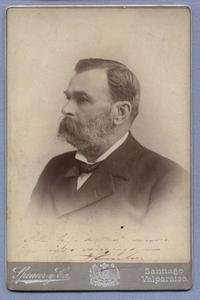 [Retrato plano medio corto de perfil, hombre no identificado]