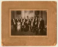 [Retrato de Manuel Rivas Vicuña, en una fiesta de etiqueta, posa junto a dos señoras y un grupo de caballeros]