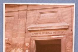 Guillermo Feliú Cruz, en la entrada del Archivo General de Indias