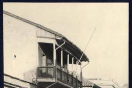 [Casa colonial con calle empedrada]