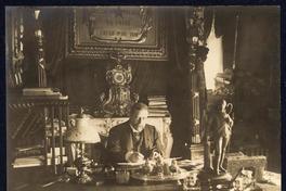 [Presidente Germán Riesco Errázuriz en su despacho en el Palacio de la Moneda]