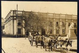 [Carreta de bueyes pasando frente a los Tribunales de Justicia]