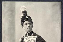 [Hombre joven con traje de fantasía]