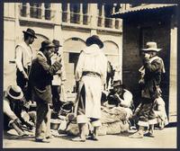 [Carretoneros almorzando en la calle]